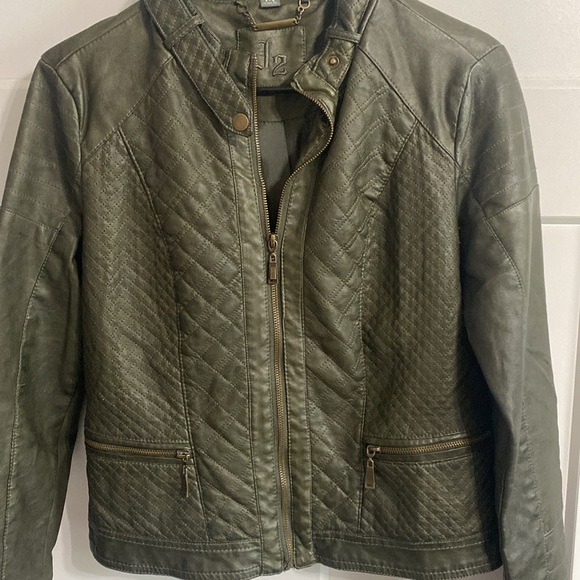 J2  Women's olive green faux leather bomber jacket w/ quilted pattern. Size M - Picture 3 of 12